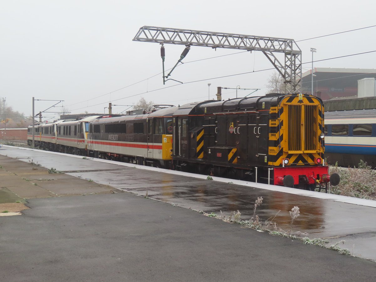 Is, err... is this the first time these four have moved together on the mainline? I imagine it's also probably the first proper Intercity-liveried convoy in a few decades. <a href="/InterCity86101/">InterCity</a>, 87002, 90001, and 90002 shunting around Crewe today, partly assisted by 08483. #Intercity