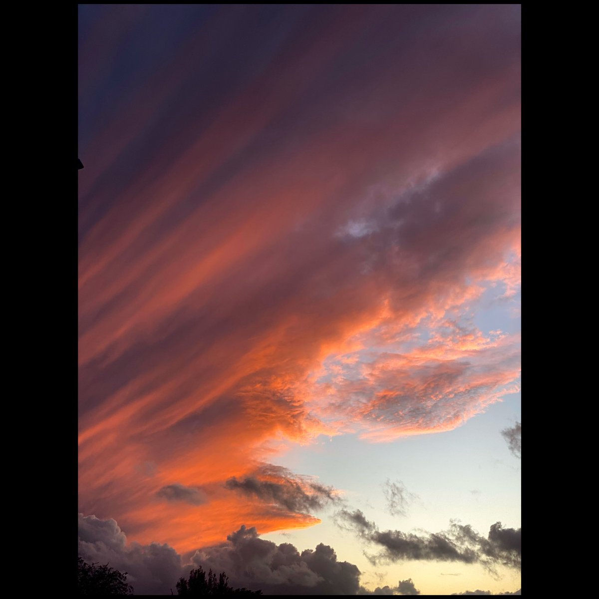 JohnPFleenor's tweet photo. Let’s end this #monday with an amazing #beforethestorm #Sunset because, why not. 

#streets_unseen #ourstreets #streetphotography #streetstyle #lastreetphotography #streetshooters #ourstreets #streetdreamsmag #fromthestreetswithlove #streets_storytelling #ricohgriii #johnpfleenor https://t.co/i4q0JHmNwo