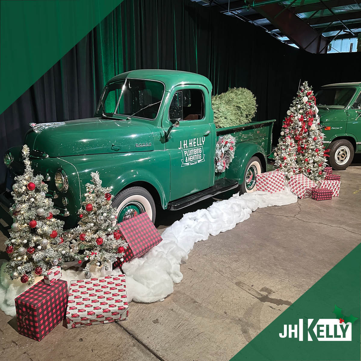 PortlandMechCG's tweet image. We are in the middle of our office holiday party series! 🎄❄️
Longview and Milwaukie have already held some great events. Longview's party even showcased our beautiful fleet of vintage JHK vehicles!

There is no better way to kick off the holidays than with the JHKelly Family! 🍀