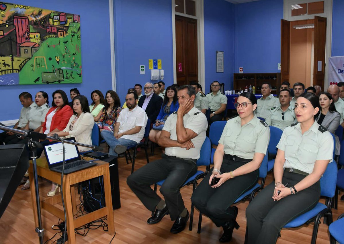 MinjudhTarapaca's tweet photo. ✅En el marco del #MesDeLosDDHH, participamos de acto conmemorativo realizado por @gendarmeria_cl #Tarapacá, donde junto a funcionarias y funcionarios, dimos realce a la difusión, defensa y promoción de los derechos humanos de todas las personas. https://t.co/BbN4yNa7x1