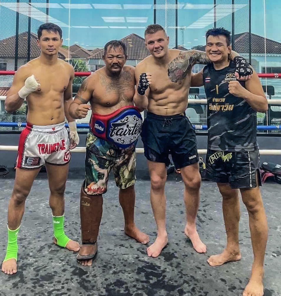 Fight_Clubbing's tweet photo. Ultimi giorni di allenamento in Thailandia per #MarvinVettori, in compagnia del grande #SuperBon e del celebre Maestro #TrainerGae, prima del ritorno in Italia sabato 17 dicembre dove sarà ospite dell’evento #FightClubbing #Venator che si terrà al PalaTricalle di Chieti! https://t.co/5ZjkMzptsU