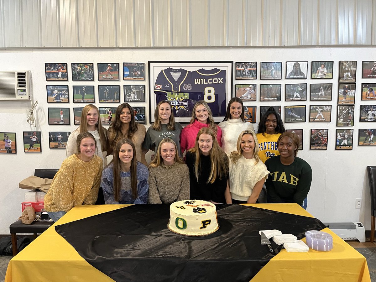 thunderbolts18p's tweet photo. Congratulations again to our 2023 Signing Class! The hard work is just beginning! #Boltsboom Wonderful time celebrating you guys! https://t.co/8JT1kesDBL