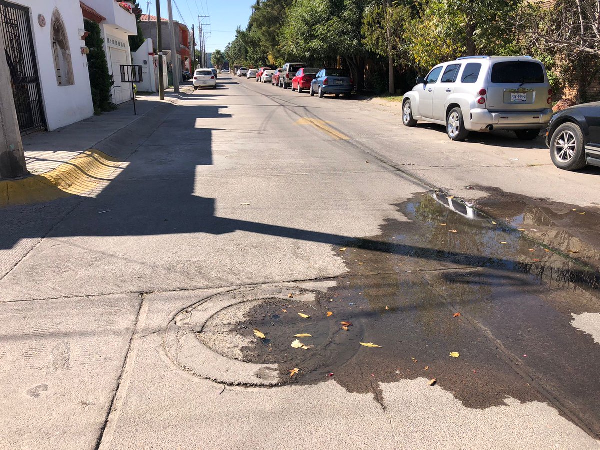 TERESITASOLIS77's tweet photo. @spublicos_dgo este drenaje se está saliendo con ustedes se reporta? Calle avenida del Lago esquina con andador 1 en el fracc. Real del Country https://t.co/RJhhhF1qph