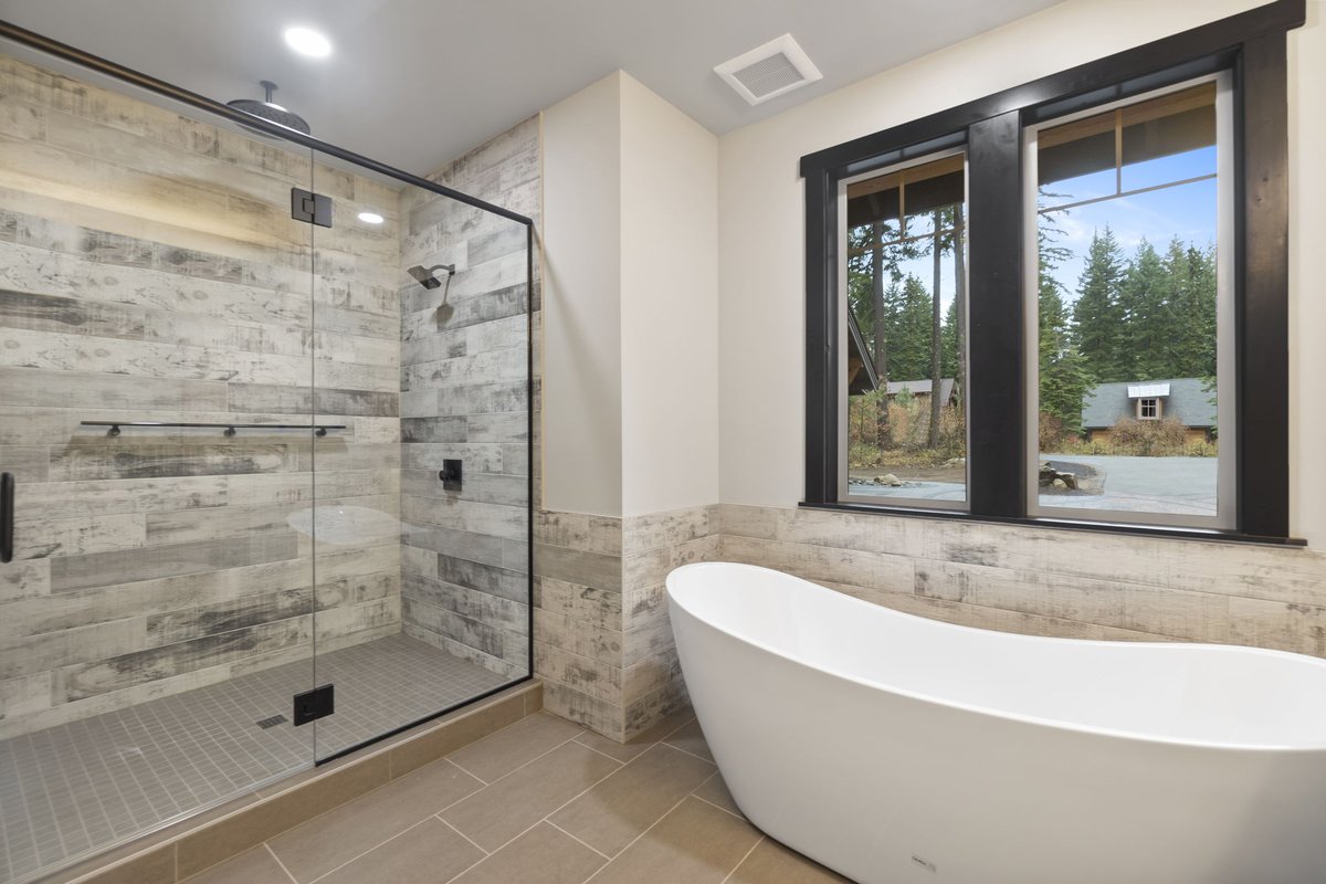 Let's play a little #thisorthat to start the week! Which of these two primary walk-in showers would you rather have in your home? No wrong answers here..it's impossible to go wrong 😍 🔥

#lexarhomes #custom #customplan #suncadia  #customhomebuilder #house #home #designbuild