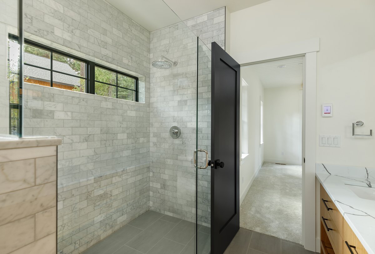 LexarHomes's tweet photo. Let's play a little #thisorthat to start the week! Which of these two primary walk-in showers would you rather have in your home? No wrong answers here..it's impossible to go wrong 😍 🔥

#lexarhomes #custom #customplan #suncadia  #customhomebuilder #house #home #designbuild https://t.co/MFn8yFvpL6