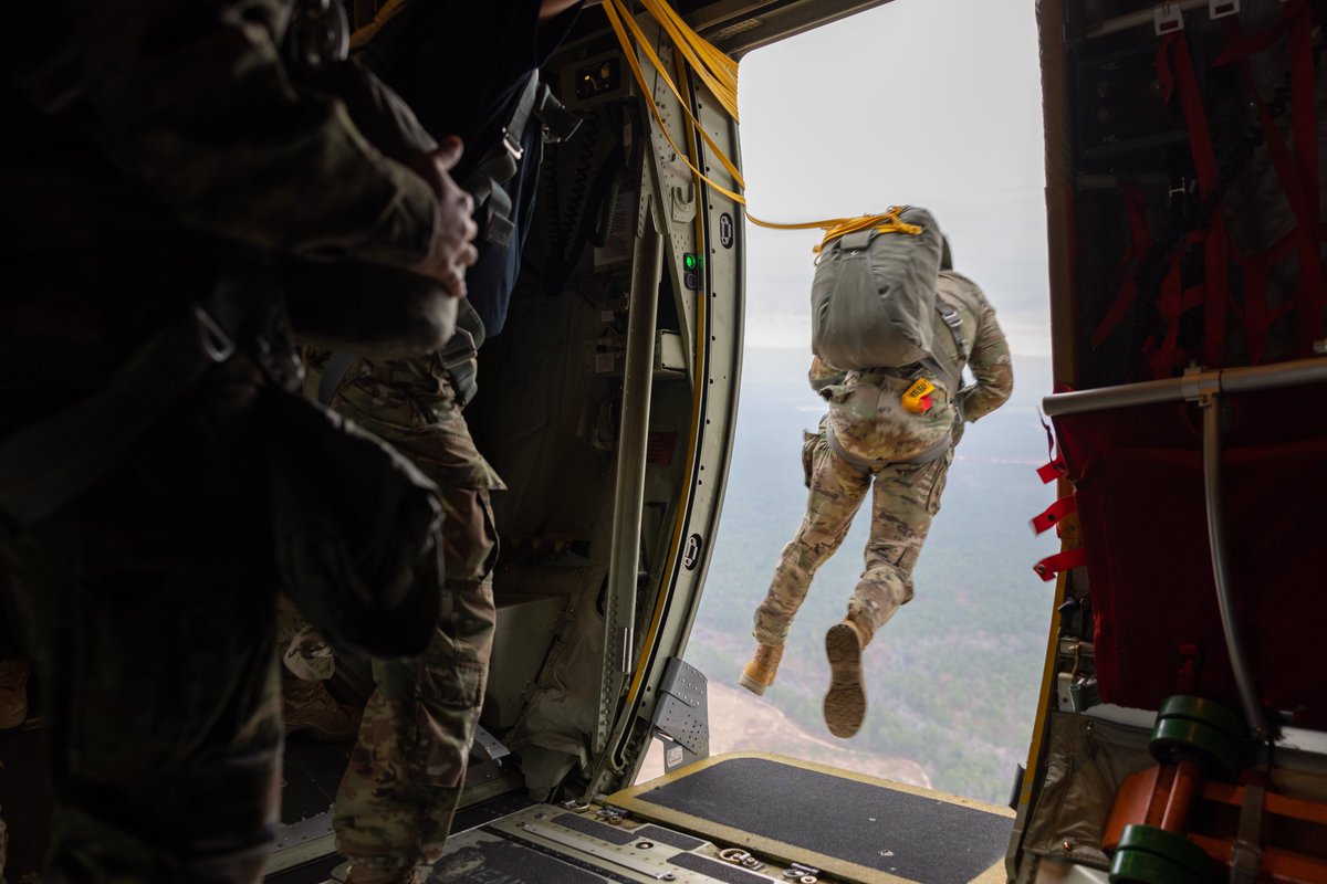 USACAPOC's tweet image. Operation Toy Drop 2.0 

Over 2,000 paratroopers joined jumpmasters from nine partner nations for OTD 2.0, December 4-13, 2022 at Fort Bragg, N.C.

📸 @USMC Cpl. Adam Henke
#interoperability #jointoperations #AATW #airborne #operationtoydrop2022