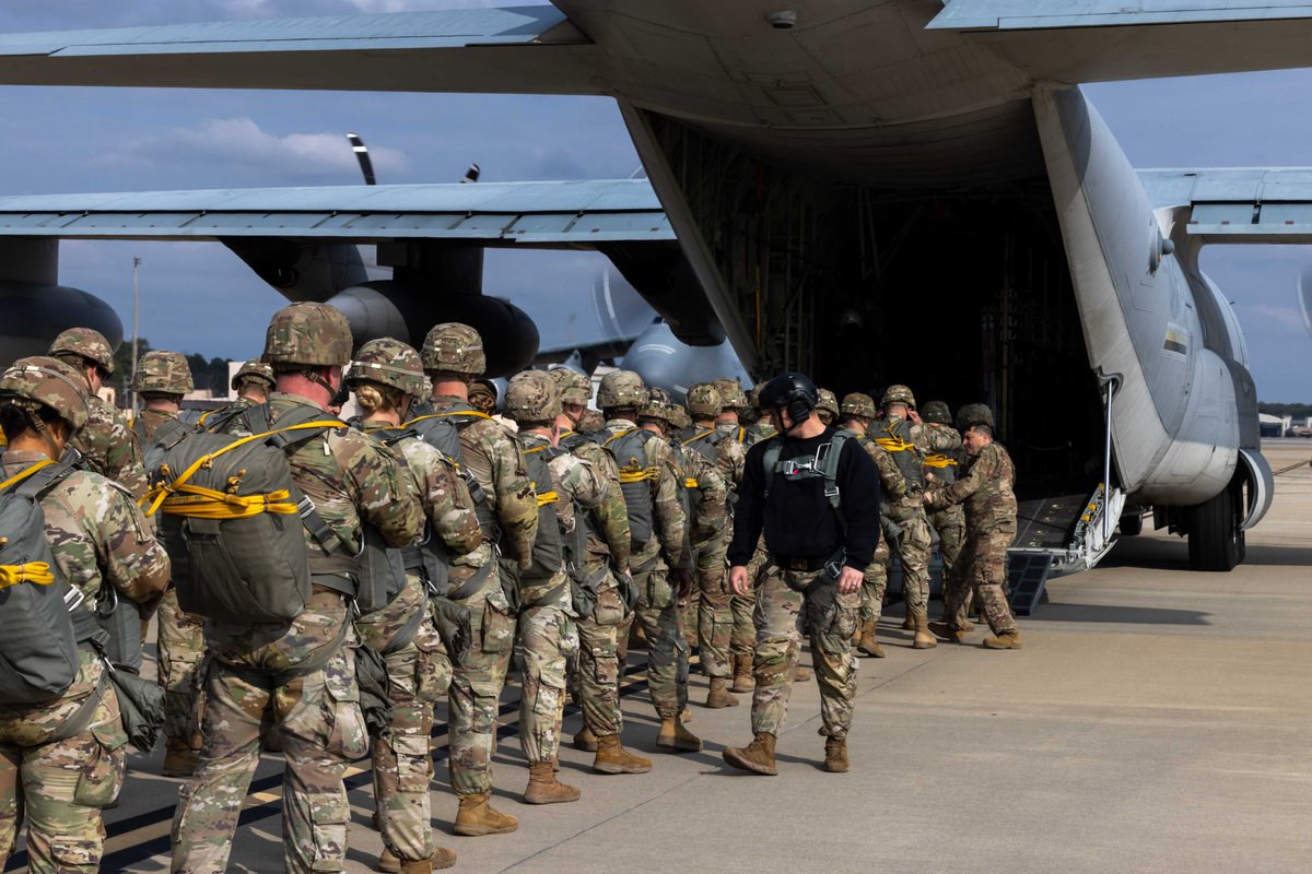 USACAPOC's tweet image. Operation Toy Drop 2.0 

Over 2,000 paratroopers joined jumpmasters from nine partner nations for OTD 2.0, December 4-13, 2022 at Fort Bragg, N.C.

📸 @USMC Cpl. Adam Henke
#interoperability #jointoperations #AATW #airborne #operationtoydrop2022