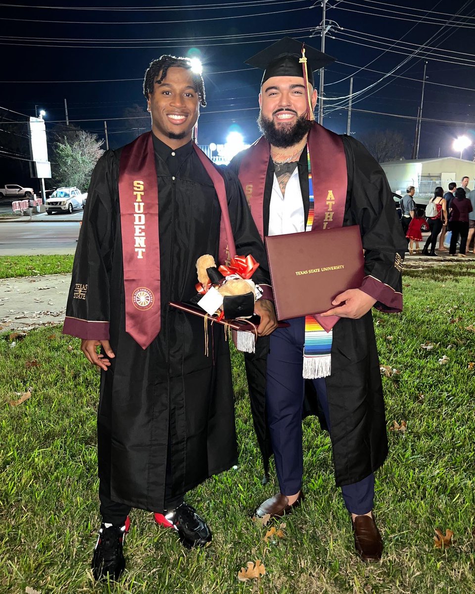 Teamjeter28's tweet photo. Forgot to post on here, but beyond blessed. I know you smiling down pops👼#grad22 #txst22 https://t.co/97CKzUDvr0