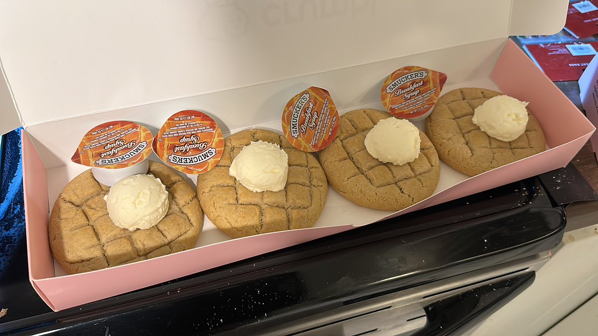 itsjackiehelm's tweet photo. @CrumblCookies If you say so 💕💕 https://t.co/BwKFqLJtia
