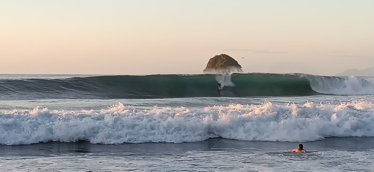 ClemtBouvier's tweet photo. Beautiful north swell this week-end in carribean! Amazing waves in #martinique and scary surfing! https://t.co/Q5mJCmBQN5