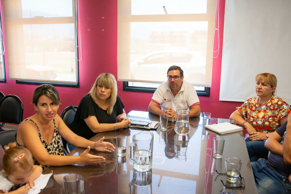 instdeambiente's tweet photo. Acordamos coordinar acciones conjuntas para realizar jornadas de sensibilización y capacitación en:
✔️Separación de residuos en origen
✔️Reciclado
✔️Forestación
Gracias a todos los y las representantes de los barrios de zona norte por sumarse a nuestra comunidad verde https://t.co/qo1OxM8Vsr