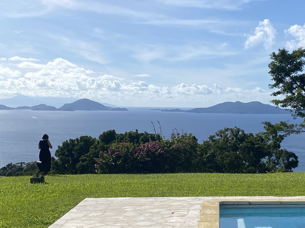 Voici le spectacle qui s’offre à moi ce matin. Et il y en a qui disent que la Guadeloupe n’est pas belle. C’est vrai : ELLE EST SPLENDIDE.