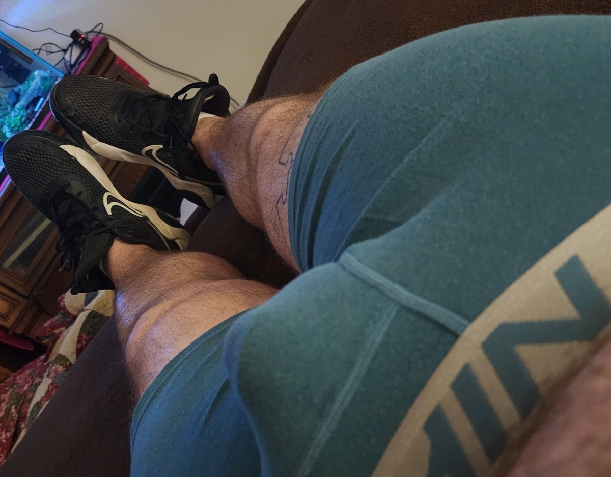 Huskysockguy's tweet photo. Need a footslave! RT if you wanna enjoy these size 11 feet #foot #socksniffing #sockensklave #gay #FOOTFETİSH https://t.co/stgxLlbeKn
