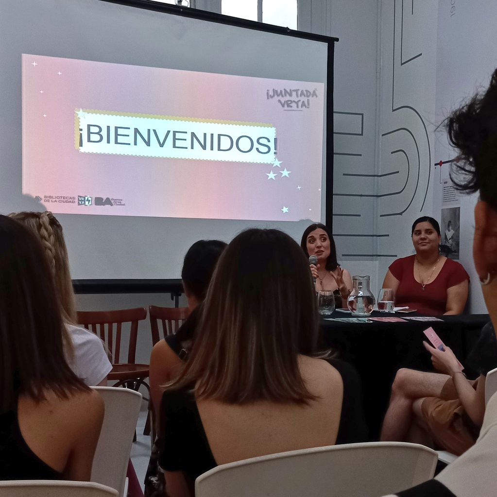 magicallibrary7's tweet photo. Algunas de las novedades que presentaron @melicorbetto y @MiReflejoPapel en la #JuntadaVRYA @vreditorasya https://t.co/pKjc8eqb3A