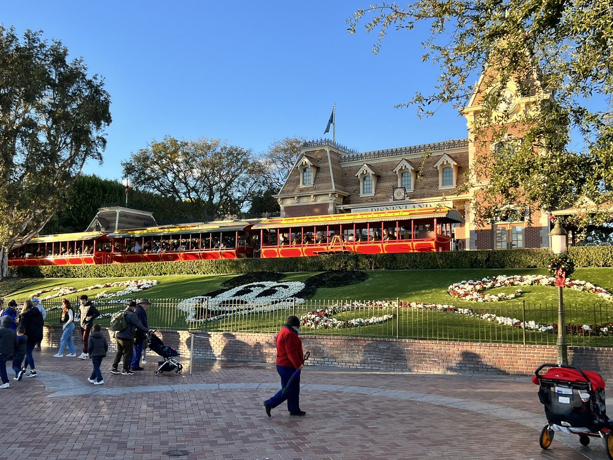 FusanoTreehouse's tweet photo. Made it to Didneyland! https://t.co/gdGUE3uh2q