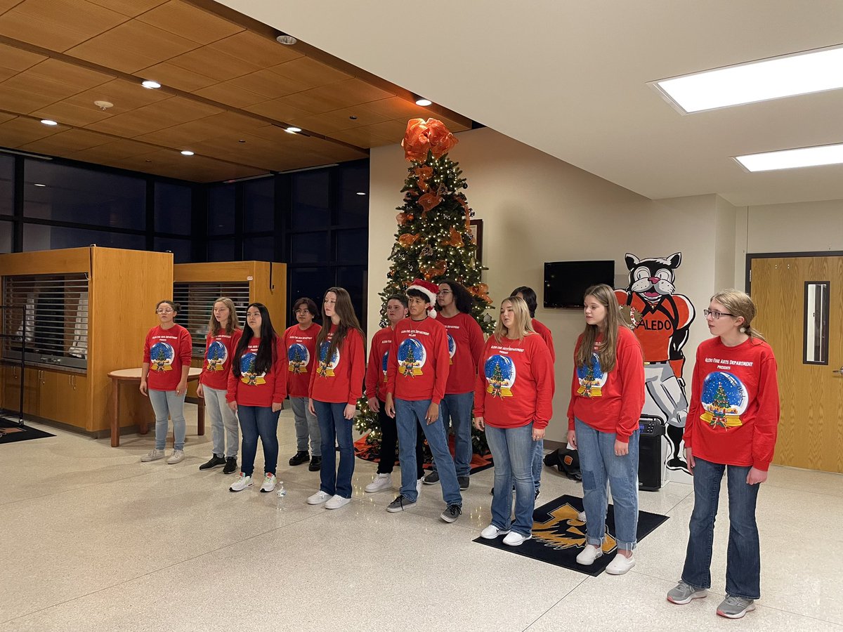 Aledo High School choir students serenading us with Christmas music prior to a school board meeting. Feeling the Christmas spirit now 🎄🎅🤶 <a href="/AledoISD/">Aledo ISD</a> <a href="/BearcatsofAledo/">Aledo High School</a>