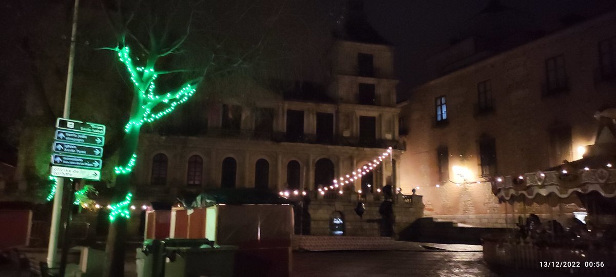 Plaza del <a href="/toledoayto/">Ayuntamiento de Toledo</a>, casi la 1 de la madrugada. (Ver hora impresa en la foto)

¿A quien le importa ya el precio del gas, la guerra de Ucrania y el compromiso de ahorro para ayudar al invierno en Alemania y Centroeuropa?

Ya nadie se acuerda.