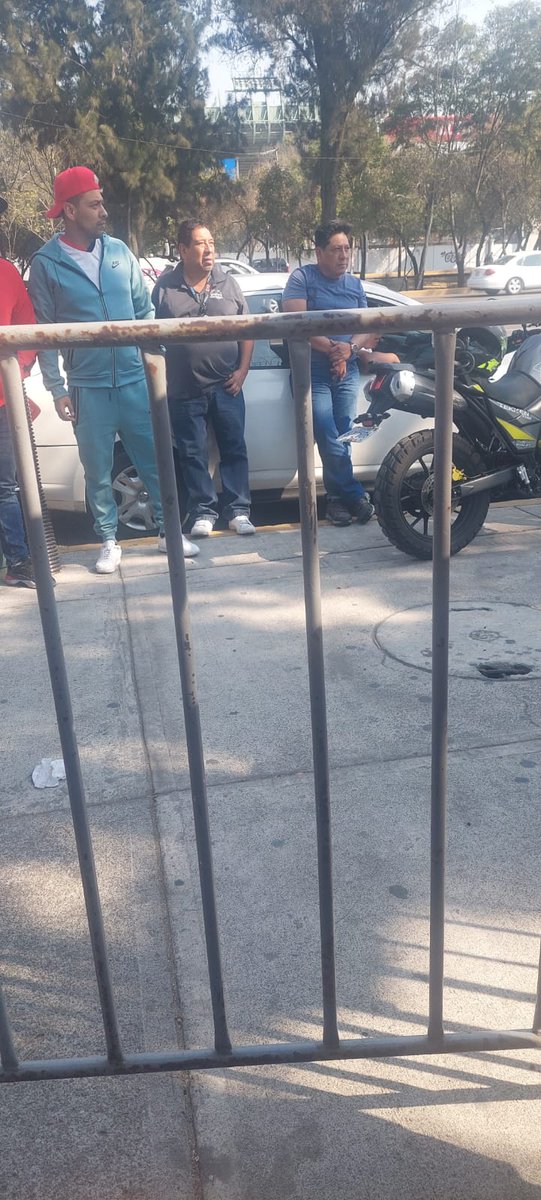 MaraRod82392671's tweet photo. 6. Se quedan 3 de PBI  a cuidar. Entonces alguien en la fila llama al 911 solicitando ayuda. La chica de suéter de colores seguía empujando y gritándonos. Los otros revendedores se recargan en el coche y nos gritaban: van a tener que salir y se reían https://t.co/gH0ANYM3ee