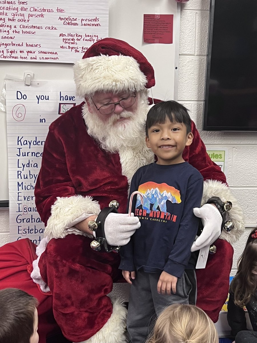 alicia_harkey's tweet photo. “Santa, we know him!” Pre-k students and teachers were excited to see Santa today! ❤️🎅🏻 #ignitelearningBCPS @BurkeCoSchools @ves_tigers https://t.co/TARzQ0NfDT