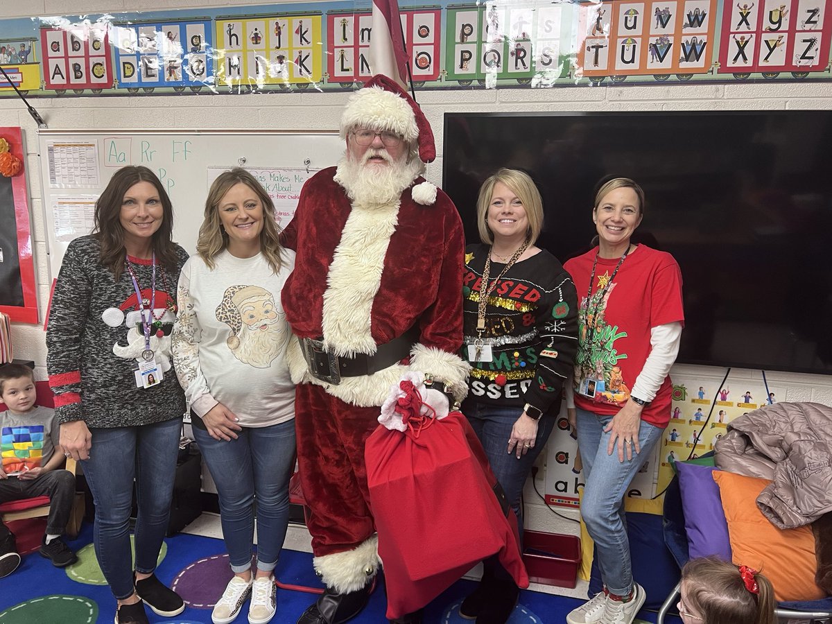 alicia_harkey's tweet photo. “Santa, we know him!” Pre-k students and teachers were excited to see Santa today! ❤️🎅🏻 #ignitelearningBCPS @BurkeCoSchools @ves_tigers https://t.co/TARzQ0NfDT