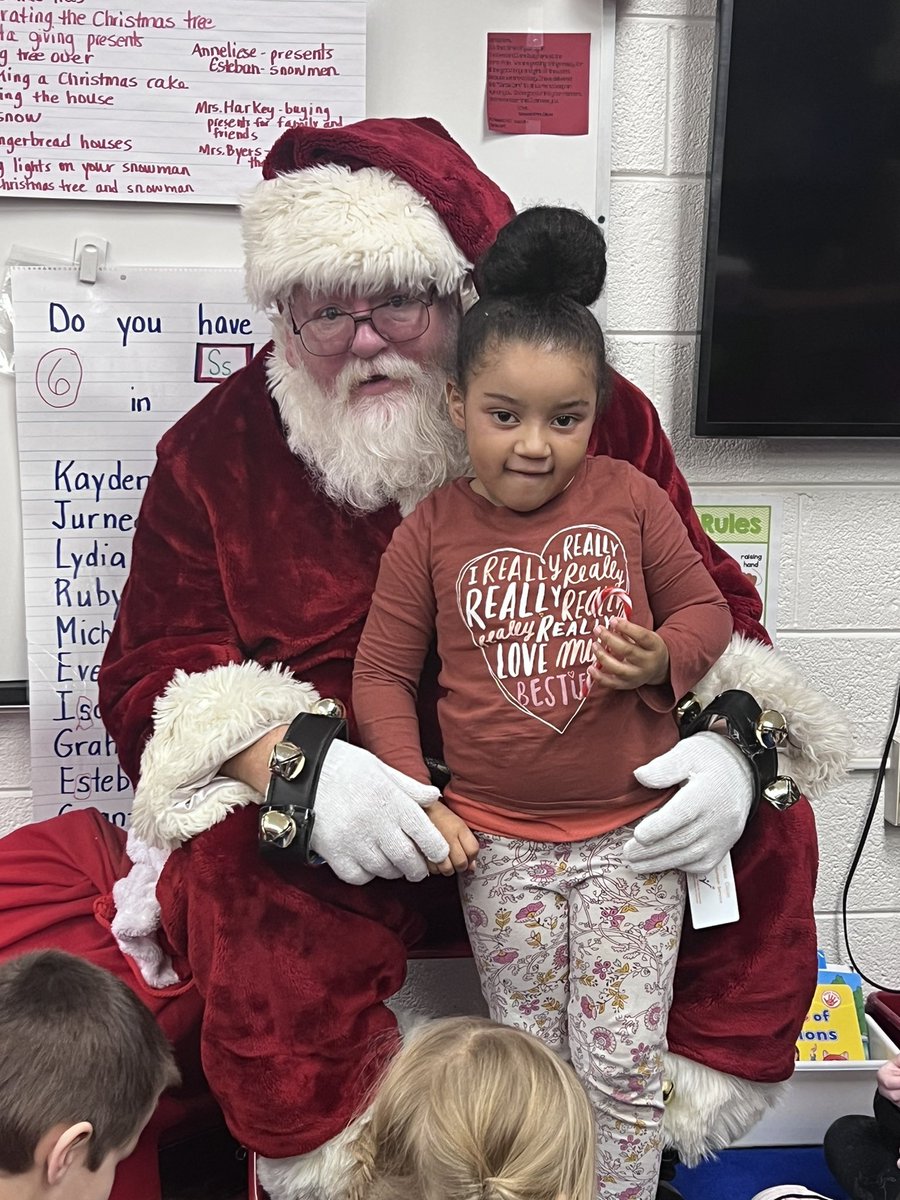 “Santa, we know him!” Pre-k students and teachers were excited to see Santa today! ❤️🎅🏻 #ignitelearningBCPS <a href="/BurkeCoSchools/">BCPS</a> <a href="/ves_tigers/">Valdese Elementary</a>