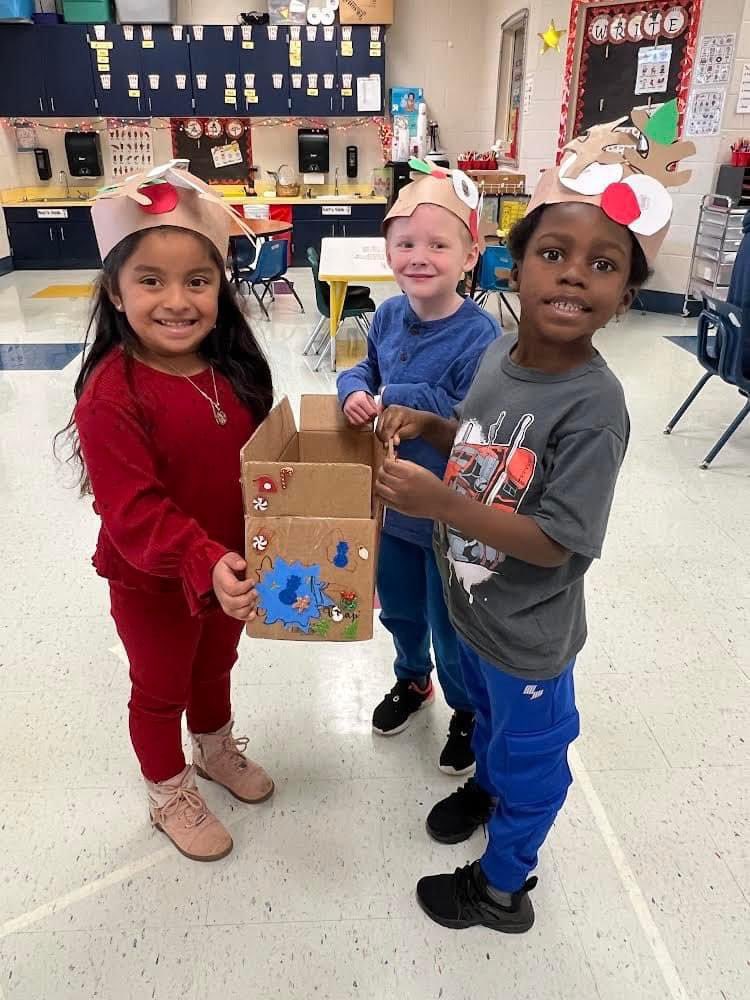 HESHORNETSROCK's tweet photo. Kindergarten students at HES are getting in the holiday spirit…making Santa’s sleigh, decorating gingerbread cookies, and learning all about reindeer! 💚🎄🦌❤️ https://t.co/dPsgWqdjFR