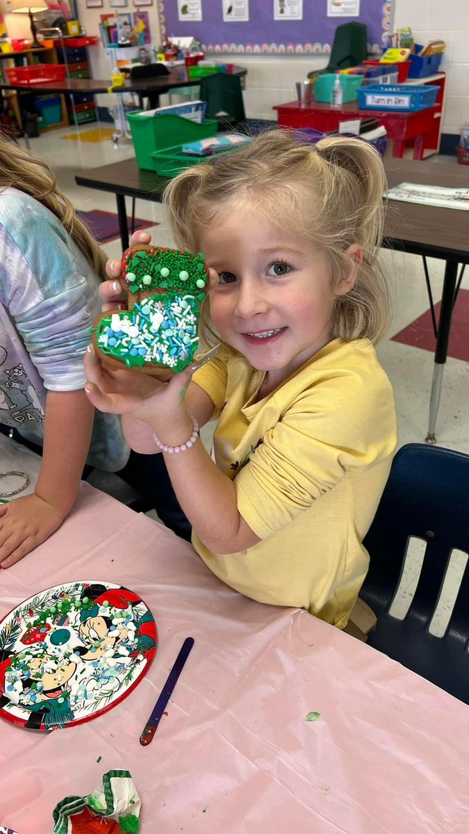 HESHORNETSROCK's tweet photo. Kindergarten students at HES are getting in the holiday spirit…making Santa’s sleigh, decorating gingerbread cookies, and learning all about reindeer! 💚🎄🦌❤️ https://t.co/dPsgWqdjFR
