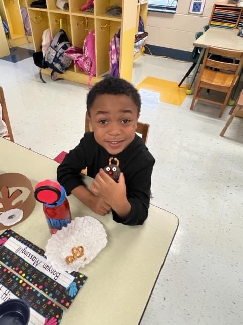 HESHORNETSROCK's tweet photo. Kindergarten students at HES are getting in the holiday spirit…making Santa’s sleigh, decorating gingerbread cookies, and learning all about reindeer! 💚🎄🦌❤️ https://t.co/dPsgWqdjFR