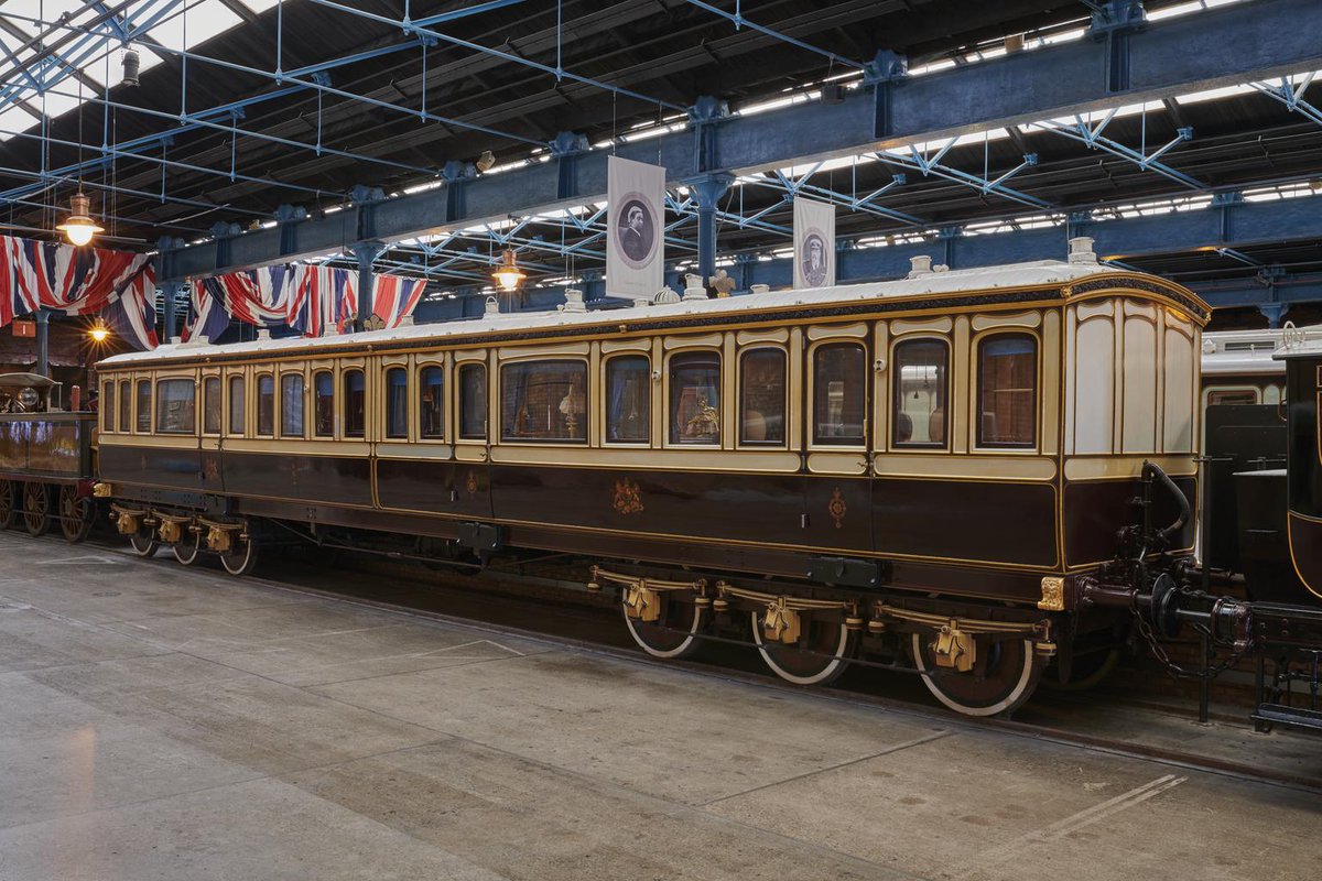 королевский поезд великобритании. железная дорога королев. поезд королевы елизаветы 2. National railway museum. королева елизавета в поезде.