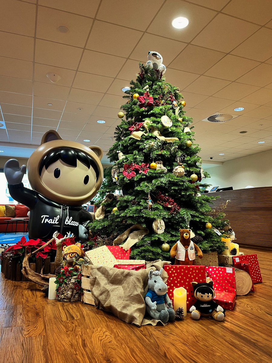 linayongln's tweet photo. It's Beginning to Look a Lot Like Christmas @salesforce @salesforceapac #whereisastro https://t.co/ZFiuXkOmWT