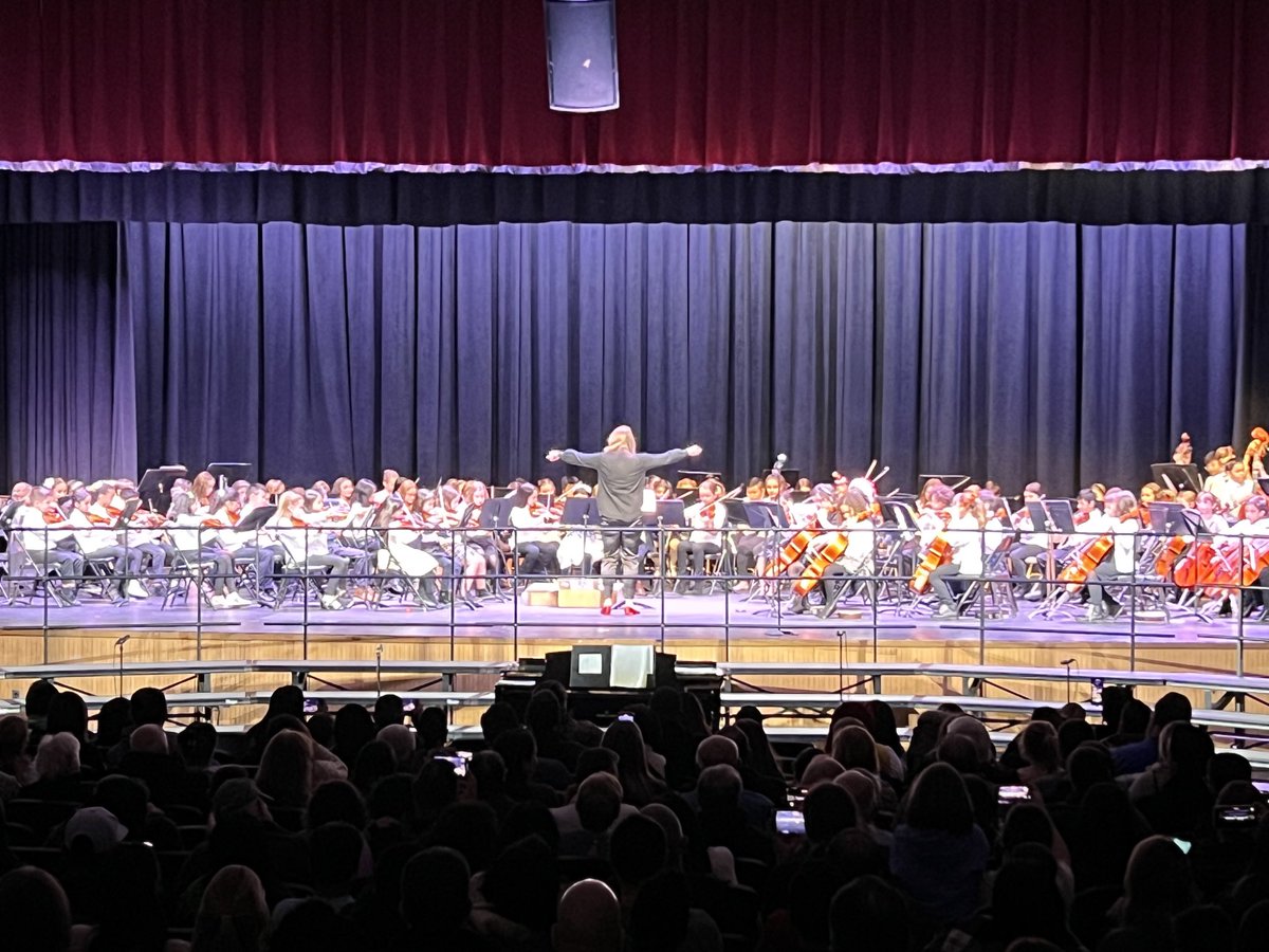 The HS stage can't hold the fourth grade Orchestra!! So #MineolaProud to see so many young musicians. ⁦<a href="/mrs_ramsingh/">Sarah Ramsingh</a>⁩