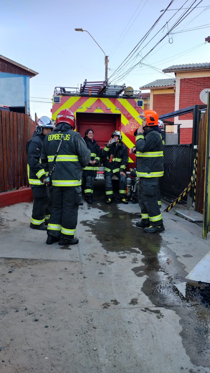 Hace unos instantes nuestra máquina 41 fue despachada a calle Los Arrayanes por incendio estructural, el cual afecto el segundo piso de una vivienda. En el lugar se trabajó junto a máquina 11 de Primera Compañía #villaalemana