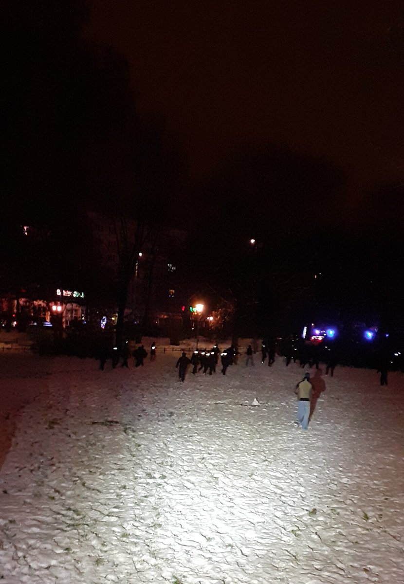 luna_le's tweet photo. Antifascist protest & police in the snow ☆ #le1212 https://t.co/Uroenm1lEh