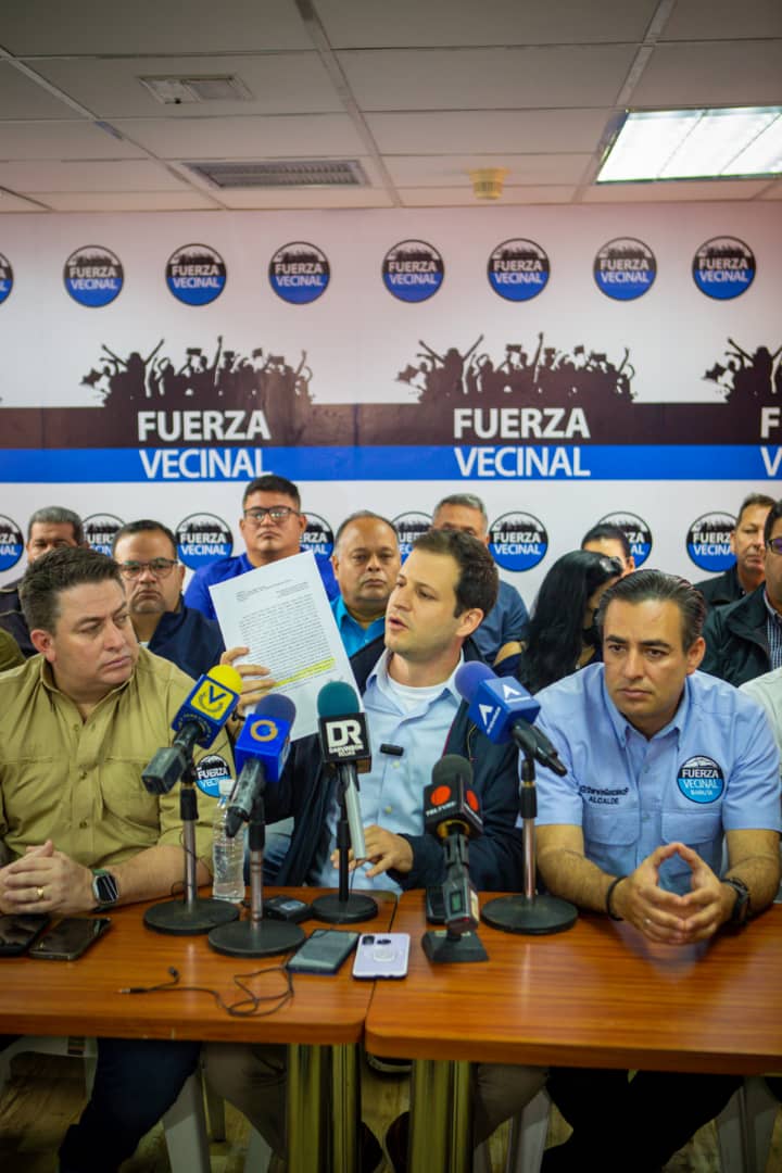 lafuerzavecinal's tweet photo. Desde Fuerza Vecinal también queremos rechazar de manera contundente y categórica, que en medio de la crisis que padece la población, el Gobierno tenga esta nueva pretensión de vulnerar la Constitución y las leyes de nuestra República queriendo imponer el Estado Comunal. https://t.co/VtFASABbkf