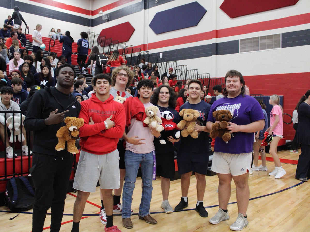 Last week, East View boys basketball collected 244 stuffed animals at their Teddy Bear Toss night. 🐻 All stuffed animals will be donated to Dell Children's Hospital. Full story on our website: bit.ly/3BwNXCV