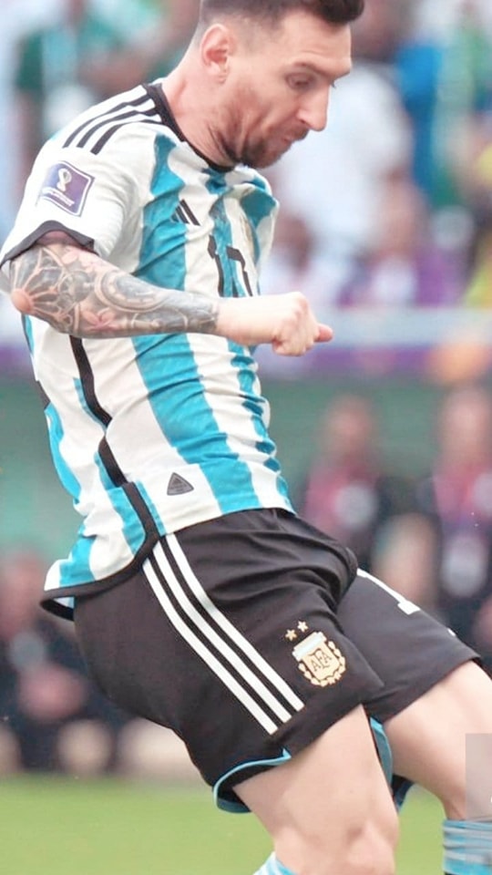 RosarinoPT's tweet photo. Messi marcando chota... mostrando lo pijudo que es 🤤😏 #futbol #futbolista #marcandobulto #bulto #bulge #bulgespy #bulgepublic #bulgespotter #bulgeplay #argentino #chongodeldia #duchas #lockerroom #locker #Messi #Scalonetta https://t.co/hIKQVgzwt9