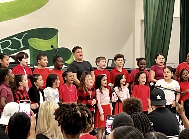 BingBulldogs's tweet image. 🎼 🎄Our Bing Rock Band &amp;amp; Chorus put on a wonderful holiday show led by music teacher, Mr. Jabril Williams! Families had a great time seeing and hearing their children perform on stage! @HillsboroughSch @HCPS_Music ☺️ #musicineducation