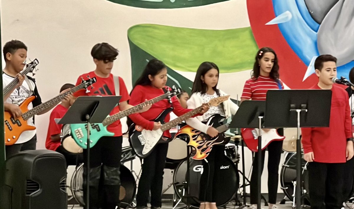 BingBulldogs's tweet image. 🎼 🎄Our Bing Rock Band &amp;amp; Chorus put on a wonderful holiday show led by music teacher, Mr. Jabril Williams! Families had a great time seeing and hearing their children perform on stage! @HillsboroughSch @HCPS_Music ☺️ #musicineducation
