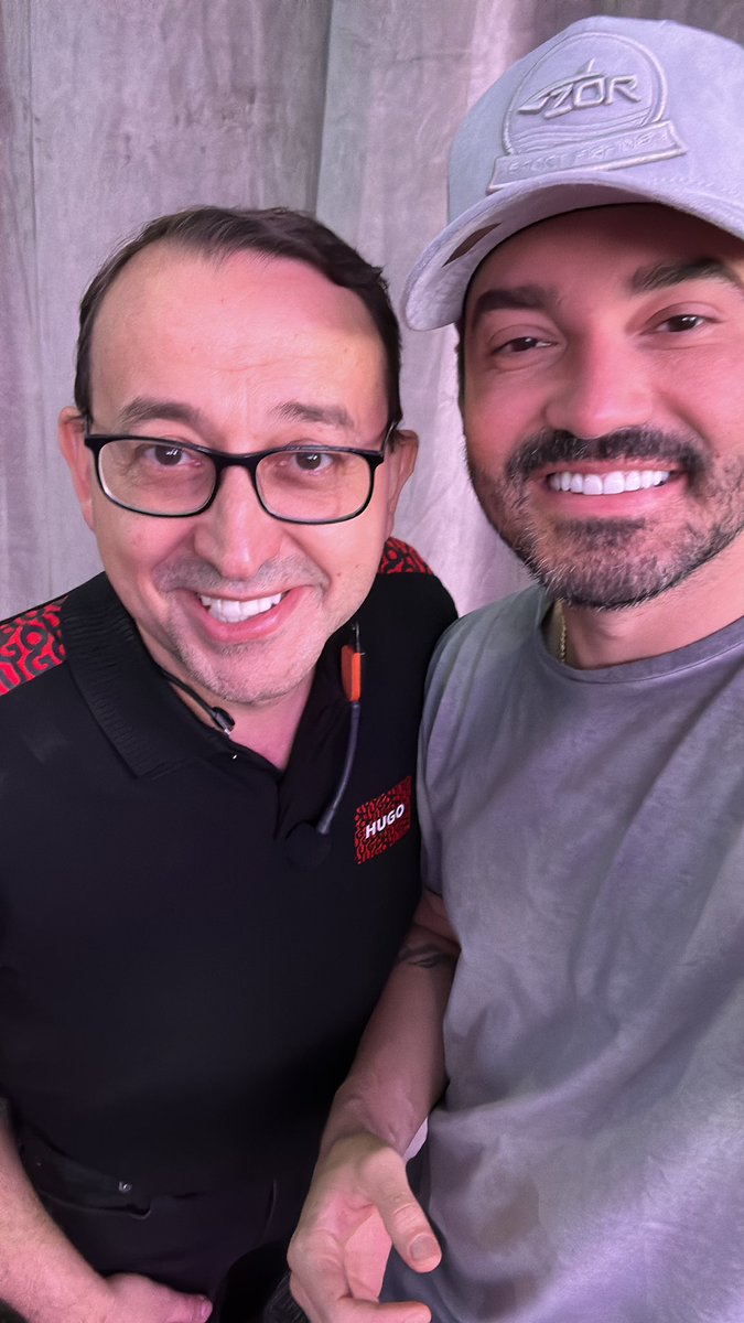 Hoje foi um dia muito especial na minha vida, tive a chance de estar com esse cara q é o mestre em desenvolvimento humano e inteligência emocional. 

JOSÉ ROBERTO MARQUES
