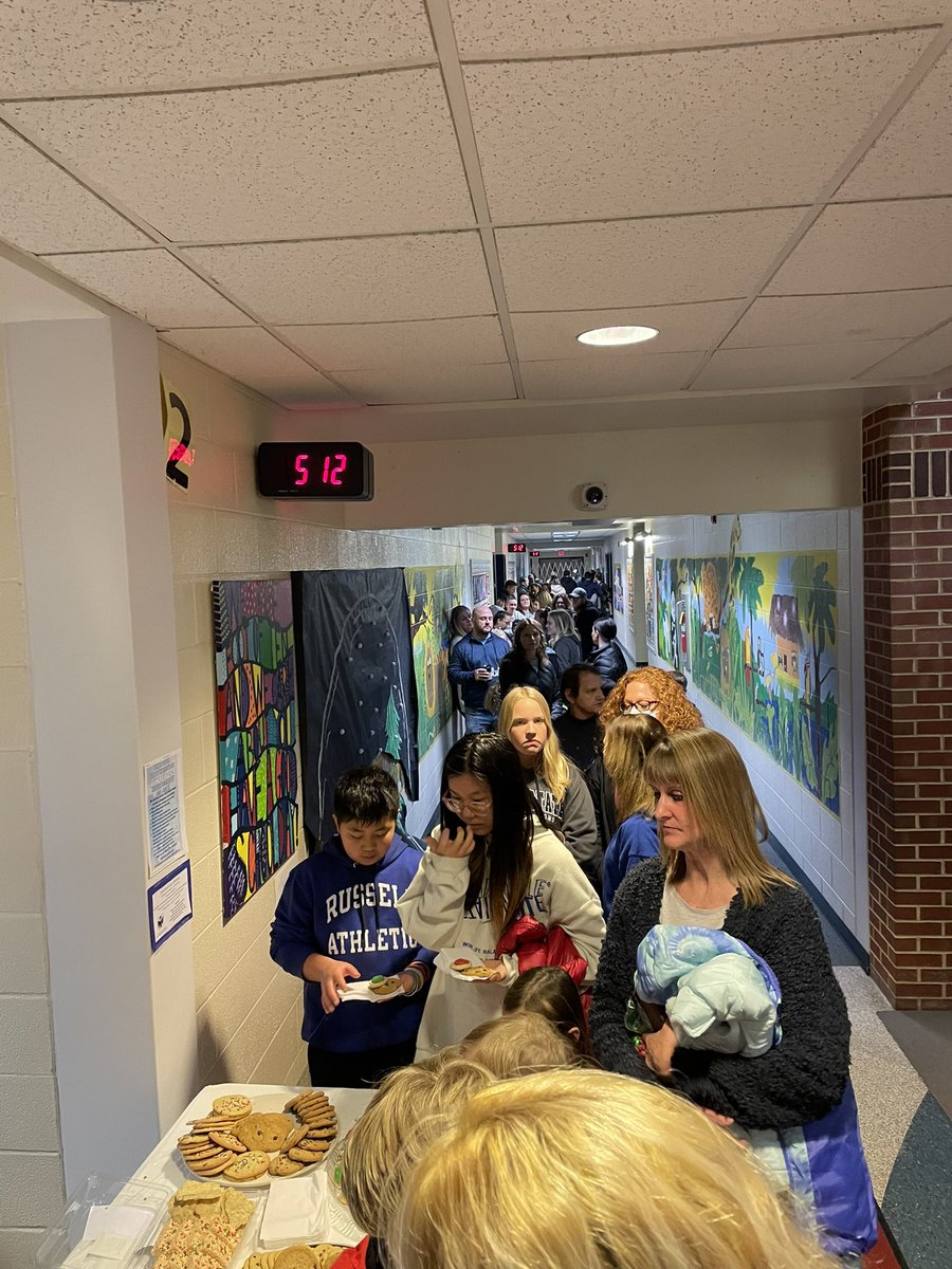 JaimeHartline's tweet photo. FOT students enjoyed a night of fun with winter and holiday themed games, activities and treats this evening! Great job parents, teachers and students! #hasdtigers https://t.co/guED7hFn0U