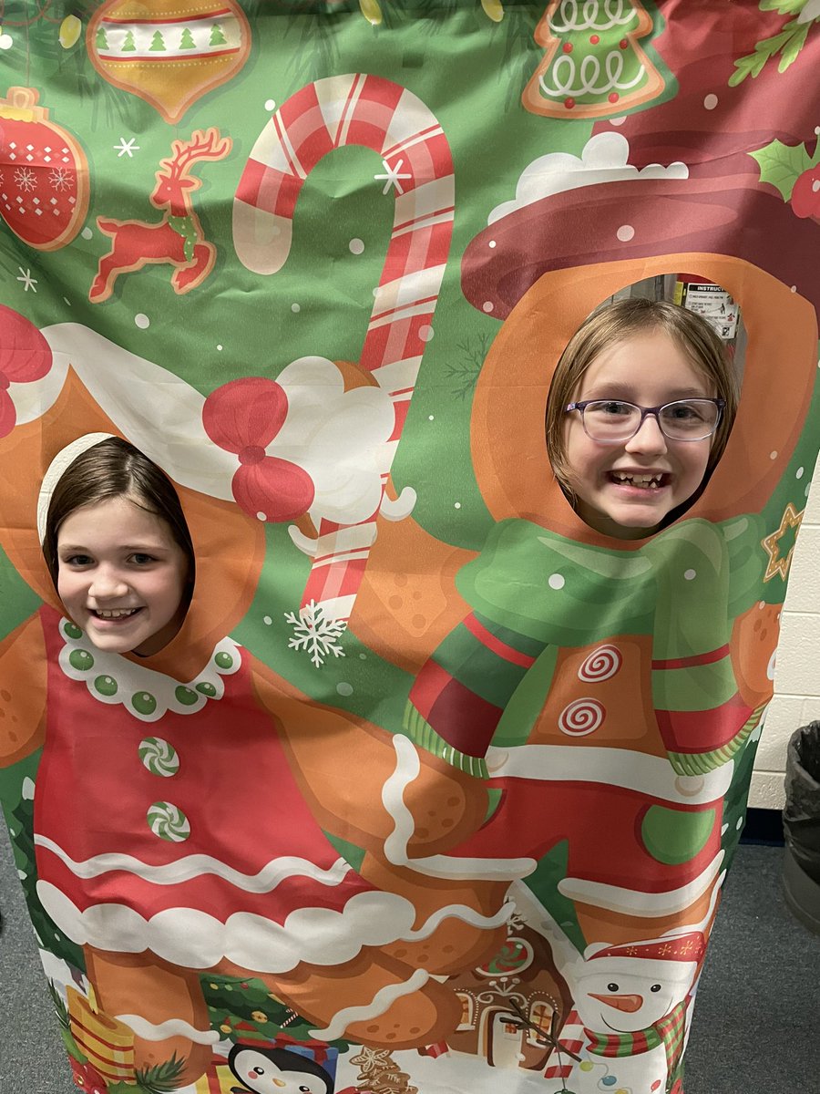 JaimeHartline's tweet photo. FOT students enjoyed a night of fun with winter and holiday themed games, activities and treats this evening! Great job parents, teachers and students! #hasdtigers https://t.co/guED7hFn0U