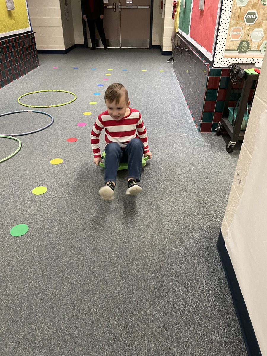 JaimeHartline's tweet photo. FOT students enjoyed a night of fun with winter and holiday themed games, activities and treats this evening! Great job parents, teachers and students! #hasdtigers https://t.co/guED7hFn0U