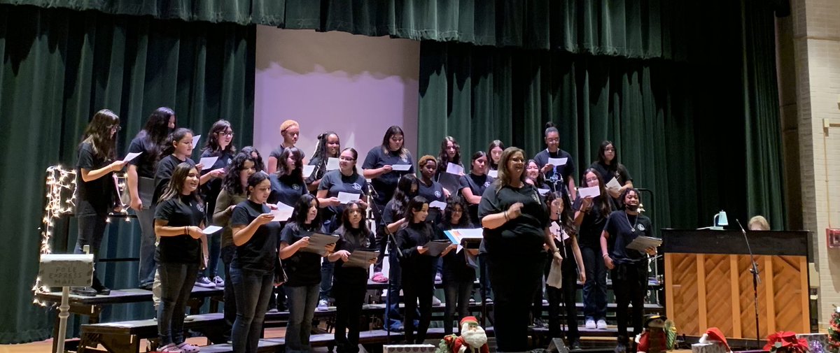 WoodsMiddle's tweet photo. Choir holiday sing-a-long at SWMS.  Thank you Ms. Tilotta!  🎄 https://t.co/uJaIGHMS2V