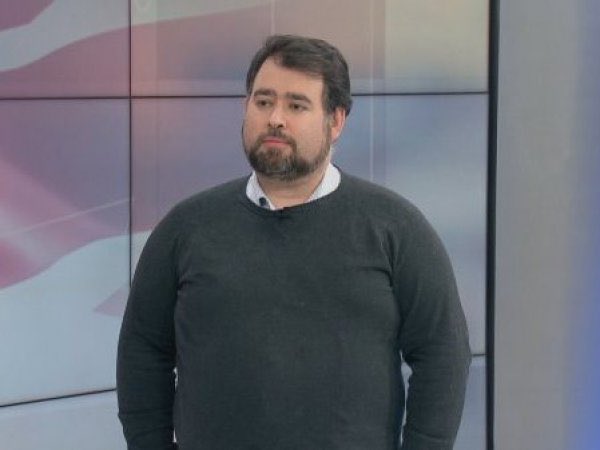 Televisivamente's tweet photo. ¿Para qué quieren a 24 expertos si existe una persona que reúne todas esas condiciones? https://t.co/fXhzyF5D6r