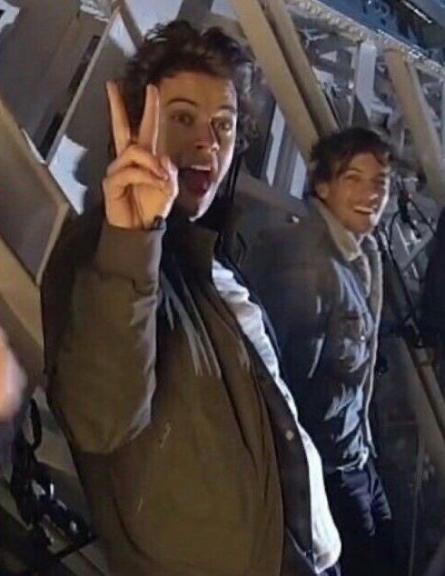 ochentera7w7's tweet photo. au larri - he was sunshine i was midnight rain.

louis no estaba pasando por un buen momento en su hogar, ni en el colegio.

Una noche lluviosa, tras escapar de su casa, conoce a harry, quien lo ayudara a ver las cosas de una manera diferente.

Hay patrones que pueden romperse. https://t.co/RXBpzJ3NuM