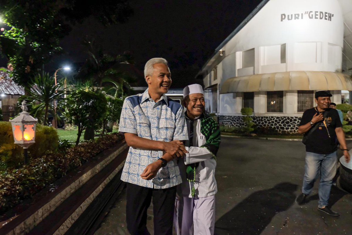 Sebuah nikmat yang sangat besar dijenguk oleh guru. Menjadi tambahan energi penguat pikiran dan hati. Semoga kita semua senantiasa diberi kekuatan untuk menebar kebaikan. 

Sehat selalu Habib Abdur Rahim Puang Makka, Makassar. Jazakumullah khairan jaza.