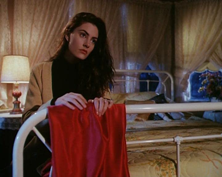 torsodapop's tweet image. The resplendent ageless wonder #BOTD 🎂💃 Mädchen Amick in Tobe Hooper’s I’M DANGEROUS TONIGHT (1990) aka the killer dress movie • costumes by Carin Berger • teleplay adapted from Cornell Woolrich by Bruce Lansbury &amp;amp; Philip John Taylor • 

#madefortvhorror #MädchenAmick