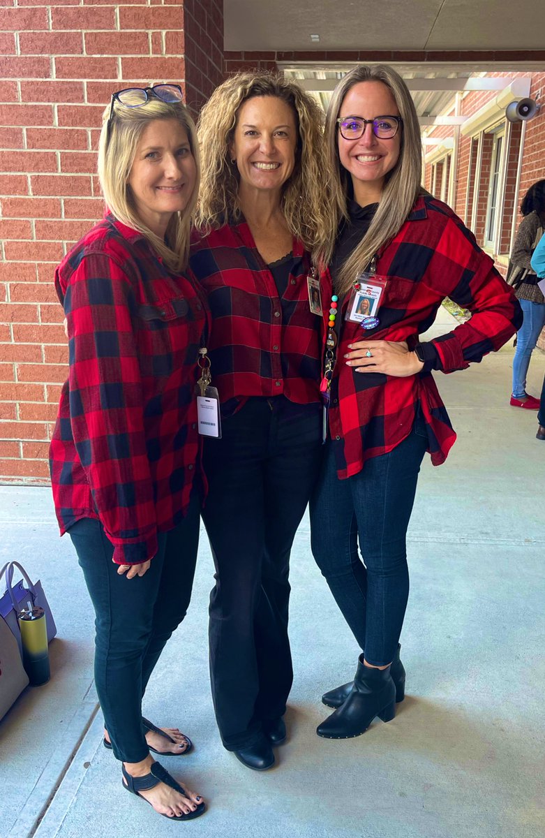 JWESfamily's tweet photo. Mondays aren’t so bad when you get to share it with your ✨holiday squad✨
Everything is better together! ♥️
Only 4 more days until Winter Break, Walker Hurricanes! 🤩
#WalkerStrong #TeamWalker #SCPS #WalkerWinterFun https://t.co/qtsT9jmck8