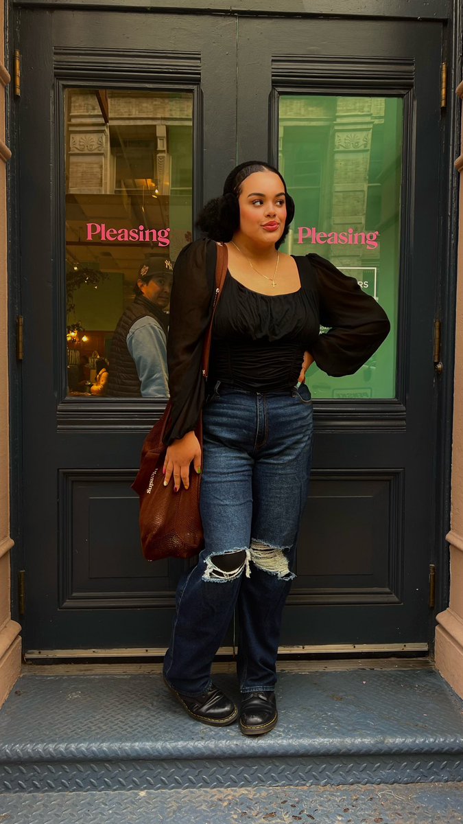 selenalisaa's tweet photo. Pleasing Pop Up NYC 😚🫶🏽 || ft one of the coolest pleasing workers!! 🤭
#pleasing #pleasingpopup #nyc https://t.co/kxqHr7mjGJ
