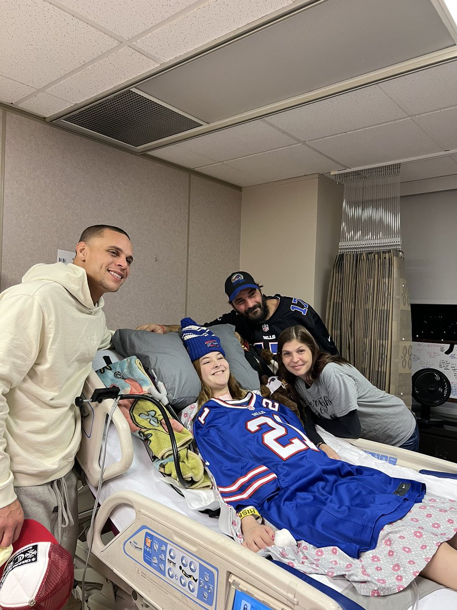 JonScottTV's tweet photo. Jordan Poyer continues to spread joy.
#Bills safety surprised Gabby Kranock today as she recovers from being hit by a drunk driver that left her paralyzed from the neck down.
Jordan and his wife Rachel brought gifts and spent time with her and the family today. https://t.co/7hwMdhiA5c